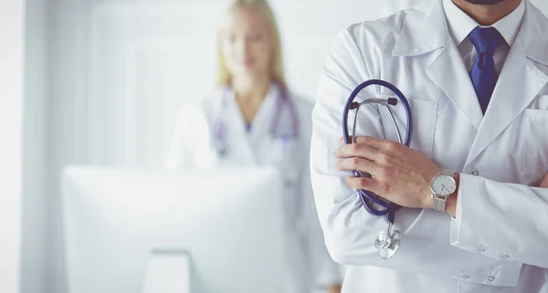 Médecin jeune et confiant avec stéthoscope dans les mains. Concept de carrière de médecin réussi — Photo