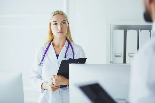 Ärztin steht mit Ordner im Krankenhaus — Stockfoto