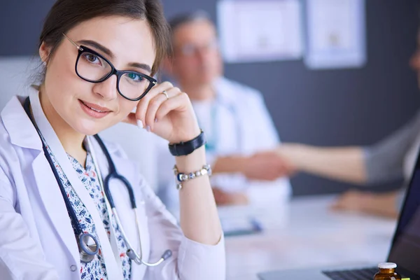 Doctor y paciente discutiendo algo mientras están sentados en la mesa. Concepto de medicina y salud — Foto de Stock