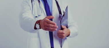 Dost canlısı erkek doktor, sarılmaya hazır.