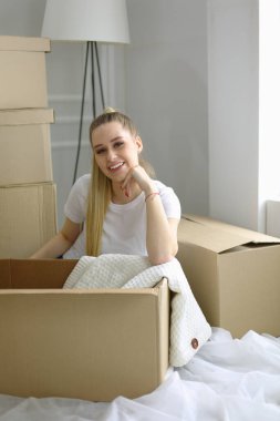 Güzel bekar bir kadın kutuları açıyor ve yeni bir eve taşınıyor.