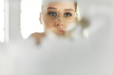 Mutlu genç aile beyaz boyayla bir duvar boyuyor.