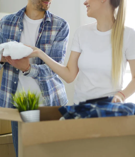 Manželský pár vybaluje krabice a stěhuje se do nového domova. Pozitivní emoce. — Stock fotografie