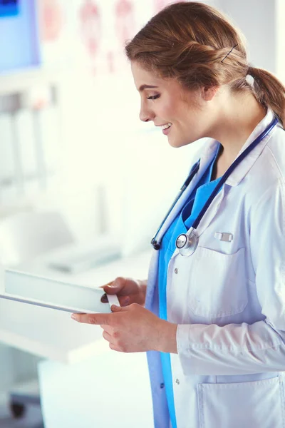 병원 로비에서 태블릿 컴퓨터를 사용하는 여성 의사 — 스톡 사진