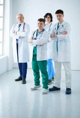 Başarılı tıbbi ekip. Kendine güvenen doktorlar bir arada durur ve gülümserler.