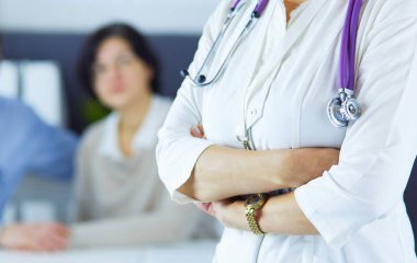 Steteskoplu gülümseyen tıp doktoru ve yaşlı çift