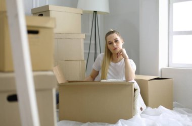Güzel bekar bir kadın kutuları açıyor ve yeni bir eve taşınıyor.