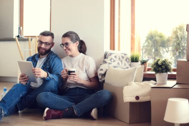 Genç çift yeni evine taşınıyor.