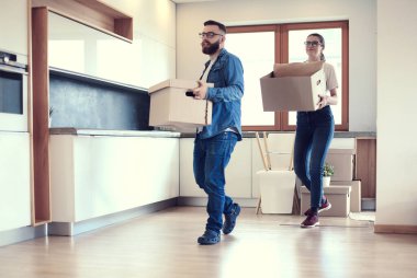 Genç çift yeni evine taşınıyor.