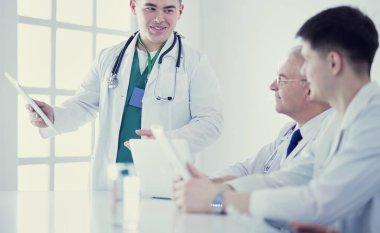 Tıbbi ekip masada oturup tartışıyor.