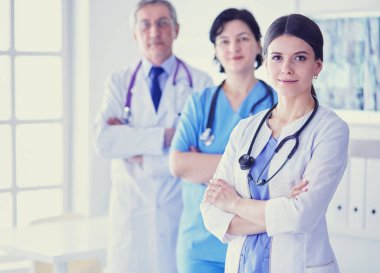 Hastane Kaza ve Acil Servis 'te duran bir grup doktor ve hemşire