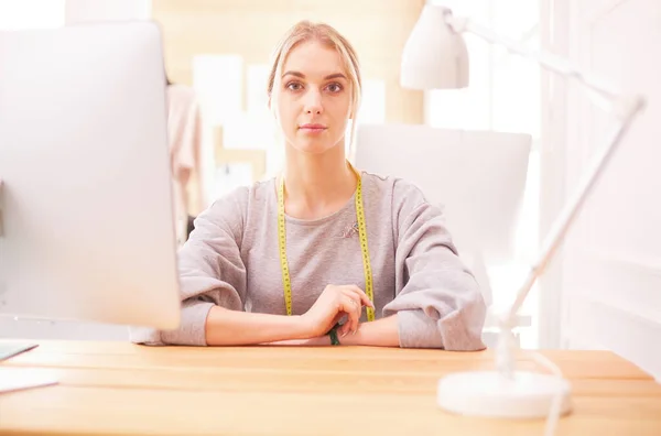 Donna stilista che lavora in studio, seduto alla scrivania — Foto Stock