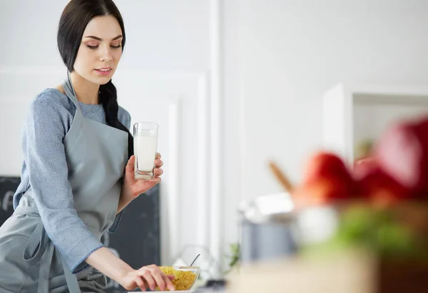 Kvinna bakning hemma efter recept på en tablett — Stockfoto