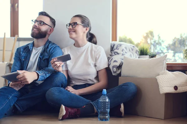 Pareja joven mudándose a un nuevo hogar juntos — Foto de Stock