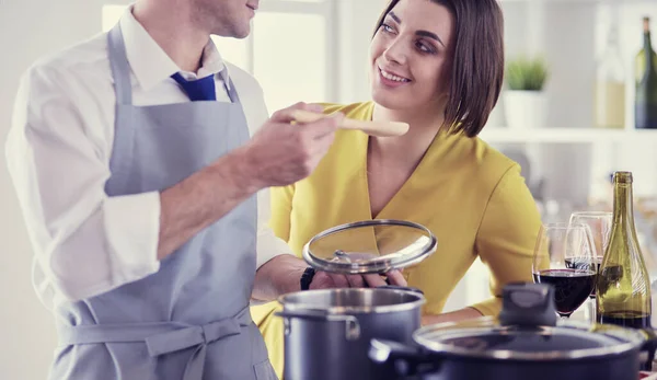 Пара приготовления пищи вместе на кухне дома — стоковое фото