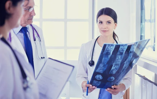 Groupe de médecins vérifiant les rayons X dans un hôpital — Photo