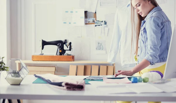 Modedesignerin arbeitet im Atelier an ihren Entwürfen — Stockfoto