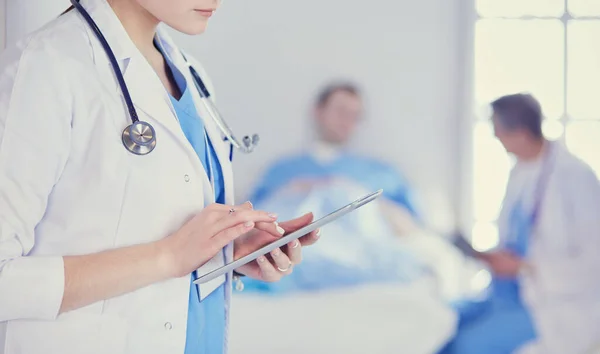 Hastane lobisinde tablet bilgisayar kullanan kadın doktor. — Stok fotoğraf