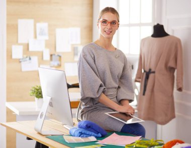 Moda tasarımcısı genç bir kadın elbise ölçüsü