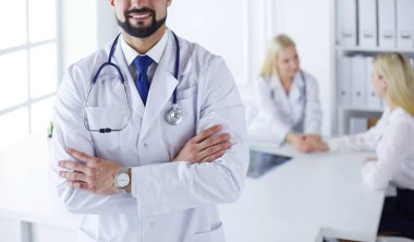 Hastanede çalışan mutlu bir doktor.