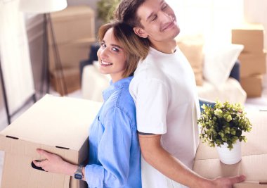 Elleri hareket ettirmek ve kutunun içine bakmak için kutuları tutan çift.