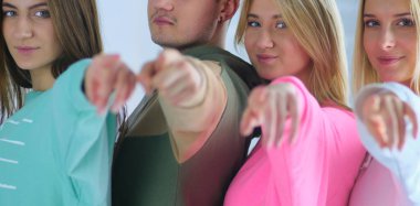 Bir grup gencin el ele tutuşması, birlik ve dayanışma