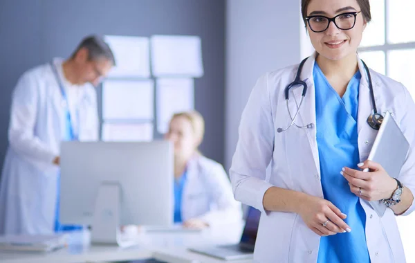 Médico femenino usando tableta en el vestíbulo del hospital —  Fotos de Stock