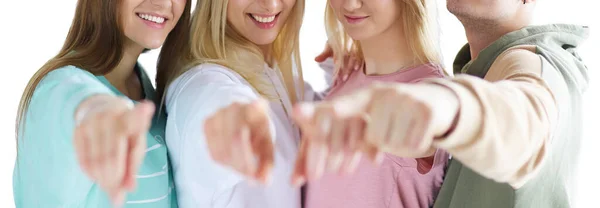 Jóvenes señalándote de pie juntos — Foto de Stock