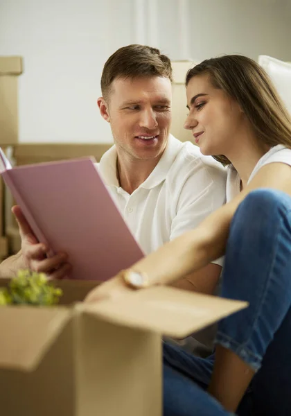 Schattig koppel uitpakken kartonnen dozen in hun nieuwe huis — Stockfoto