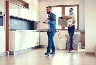 Genç çift yeni evine taşınıyor.