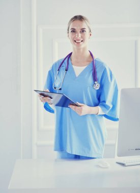 Üniformalı bir dosyayla gülümseyen kadın doktor