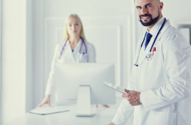 Bir grup doktor danışma odasında.