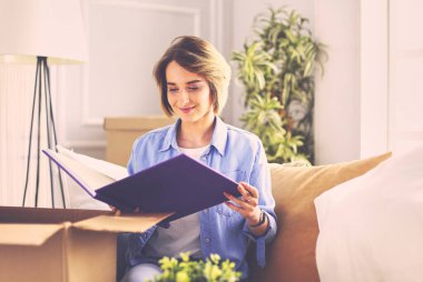 Dosyası olan bir kadın her şey yerli yerinde mi diye kontrol eder.