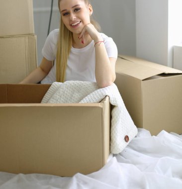 Güzel bekar bir kadın kutuları açıyor ve yeni bir eve taşınıyor.