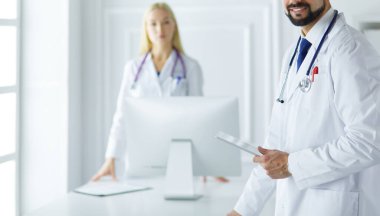 Bir grup doktor danışma odasında.