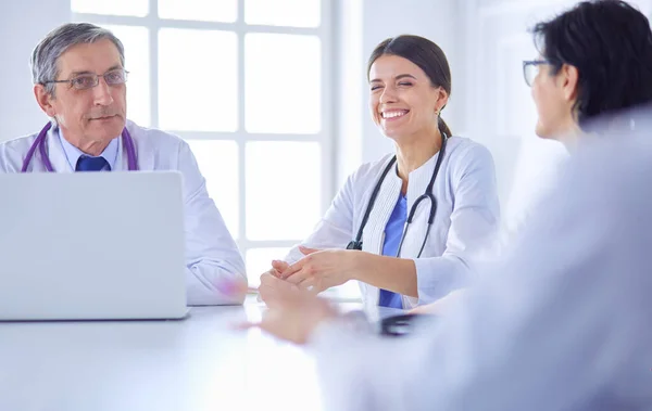 Serieuze medische team bespreken patiënten geval in een helder kantoor — Stockfoto