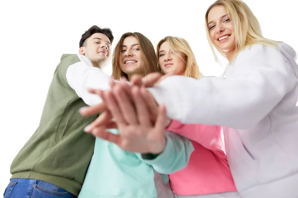 Tieners stapelen hun handen op, eenheid en solidariteit — Stockfoto