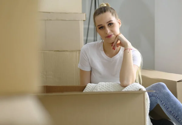 A beautiful single young woman unpacking boxes and moving into a new home — Stock Photo, Image