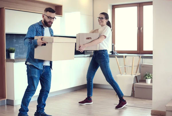 Pár držení krabic pro pohyb rukou a tanec s krabicemi — Stock fotografie