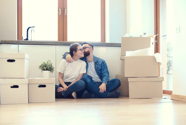 Junges Paar zieht gemeinsam in neues Zuhause ein — Stockfoto