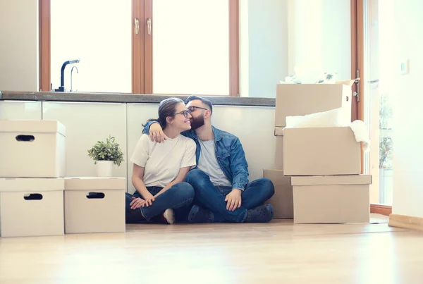 Jong paar verhuizen naar nieuw huis samen — Stockfoto