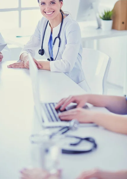 Médicos consultando entre sí en una sala de conferencias del hospital —  Fotos de Stock