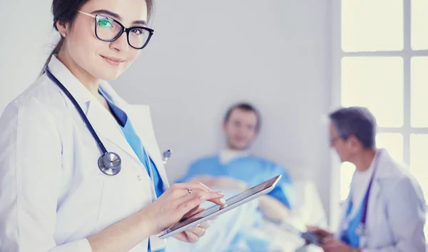 Ärztin benutzt Tablet-Computer in Krankenhauslobby — Stockfoto