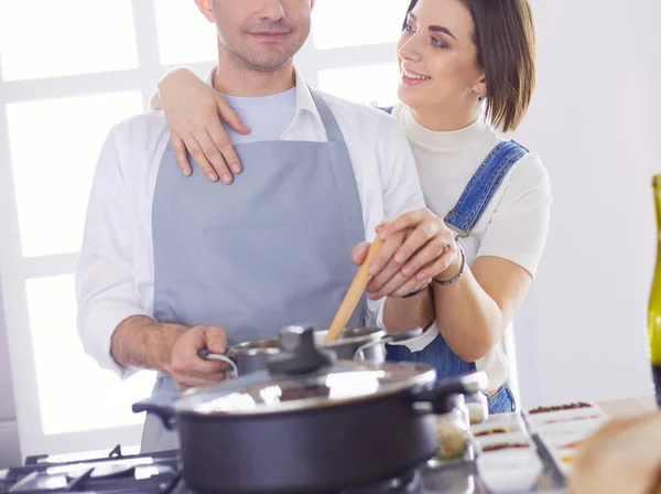 Coppia di cucina insieme in cucina a casa — Foto Stock