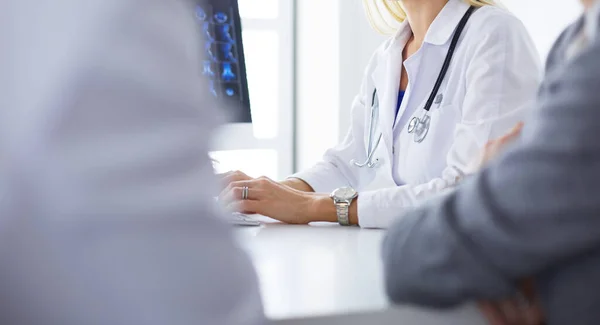 Lääkäri nainen näyttää potilaan rintakehän röntgenkuva — kuvapankkivalokuva
