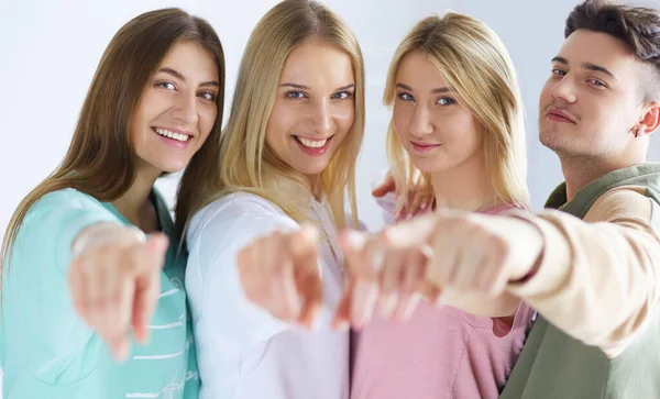 Gençler birlikte durduğunuzu işaret ediyor.