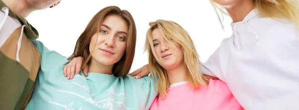 Retrato de amigos adolescentes felizes em pé juntos — Fotografia de Stock