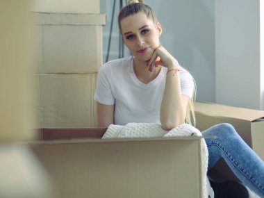 Güzel bekar bir kadın kutuları açıyor ve yeni bir eve taşınıyor.