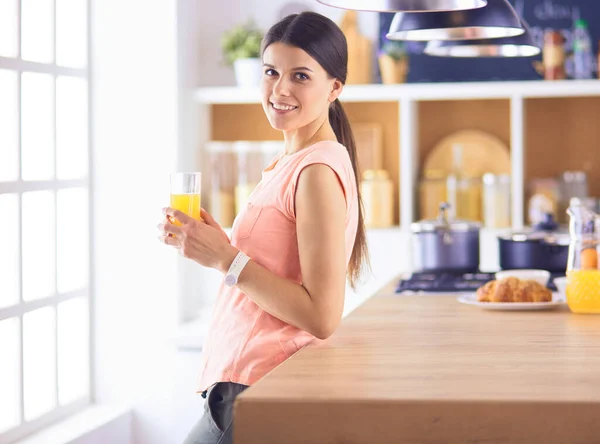 Porträtt av en vacker kvinna som håller glas med välsmakande juice . — Stockfoto