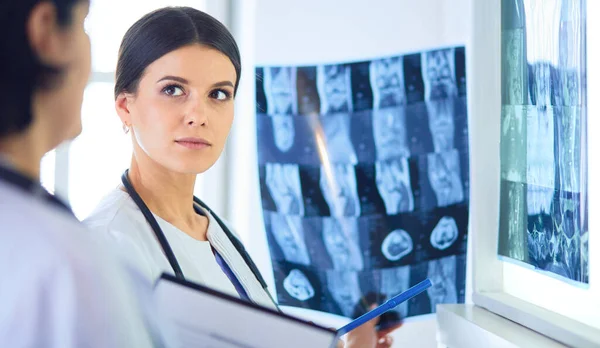 병원에서 엑스레이를 보는 두 명의 여성 의사 — 스톡 사진